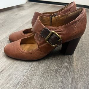 Clarks heels size 8 1/2
